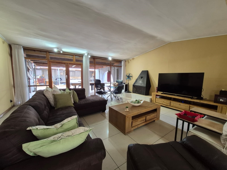 5 Bedroom Property for Sale in Paglande Western Cape